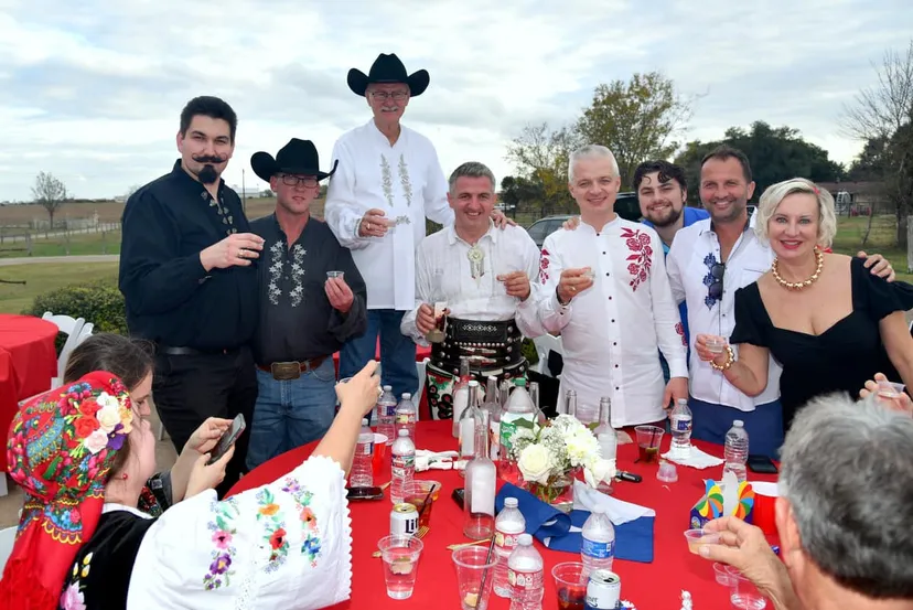 To ma być nowy ambasador USA. Nosi kapelusz, pozuje z bronią, świetnie mówi po polsku