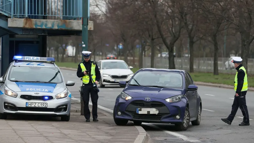 Obowiązkowe wyposażenie samochodu. W 2026 lepiej o tym nie zapomnieć, policja będzie bezlitosna