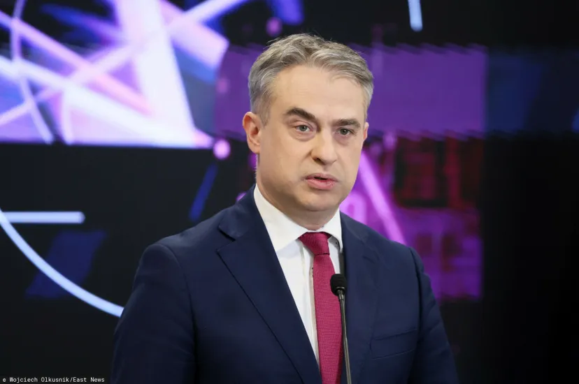 Fałszywe dowody osobiste w rządowej aplikacji. 16-latka kupiła wino, ministerstwo alarmuje PKW