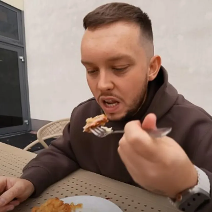 Poszedł do baru w ratuszu i wziął schabowego. Już po pierwszym kęsie nie krył rozczarowania