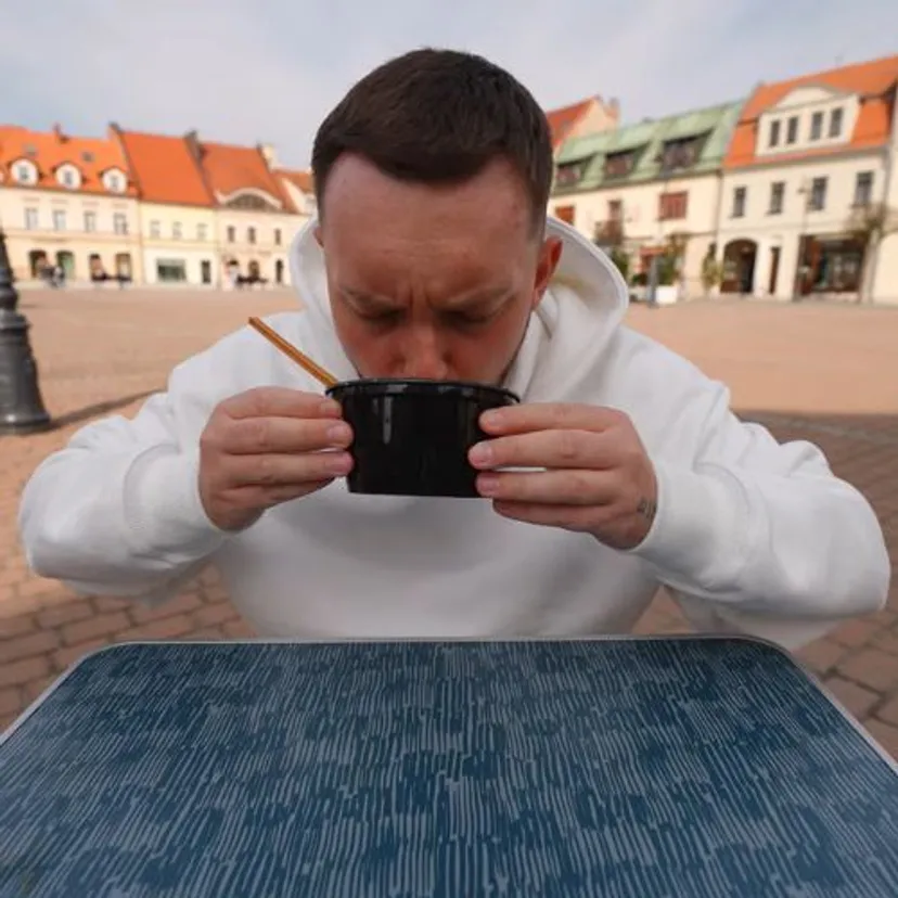 Zamówił ogórkową w barze mlecznym. Nagle złapał za miskę, tego jeszcze nie było