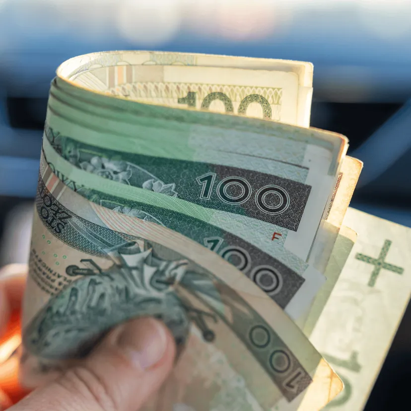 Spóźniony przelew z pensją? Firma musi liczyć się z wysoką grzywną. Wystarczy 1 dzień zwłoki