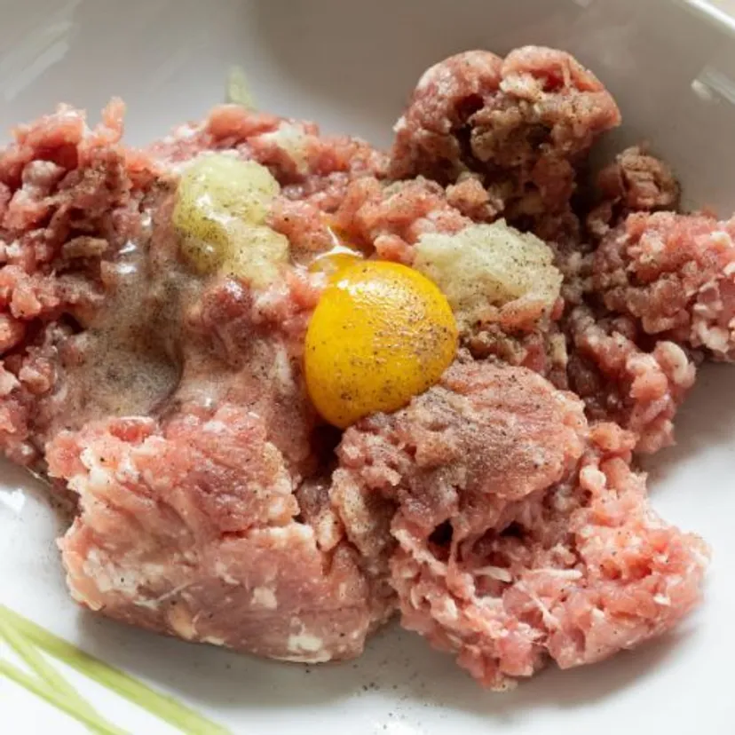 Pokrój w drobną kostkę i wrzuć do masy na mielone. Dawno nie jadłem lepszych kotletów