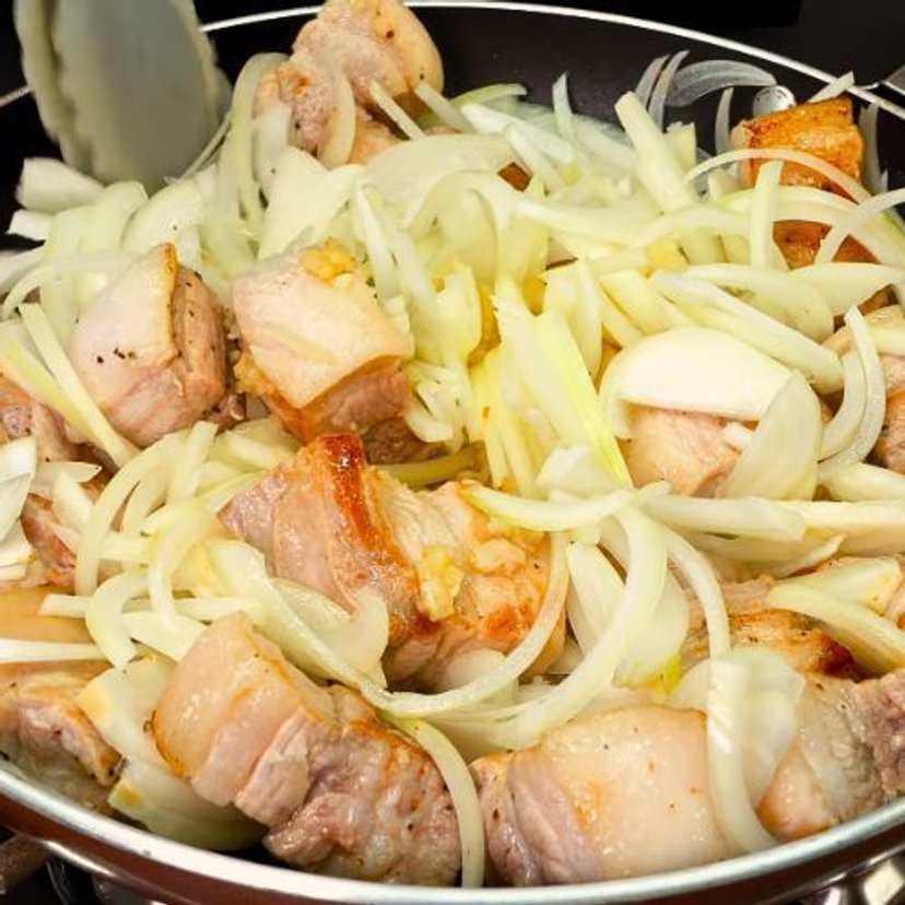 Podsmaż boczek, dodaj cebulę i duś na wolnym ogniu. Mąż prosi mnie o ten obiad co tydzień