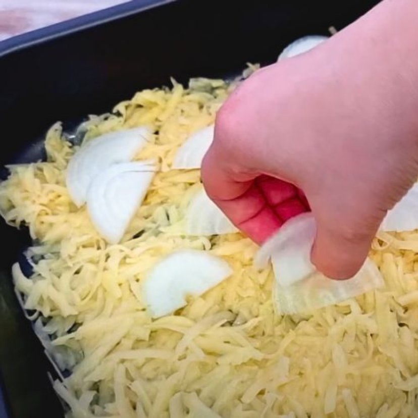 Zetrzyj ziemniaki, pokrój cebulę i ułóż schab. Rodzina prosi mnie o ten obiad przynajmniej raz w tygodniu