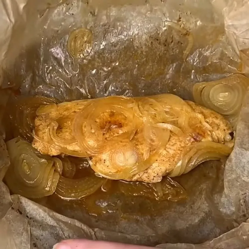 Zawiń filet z kurczaka w papier i wrzuć na patelnię. To obiad na medal