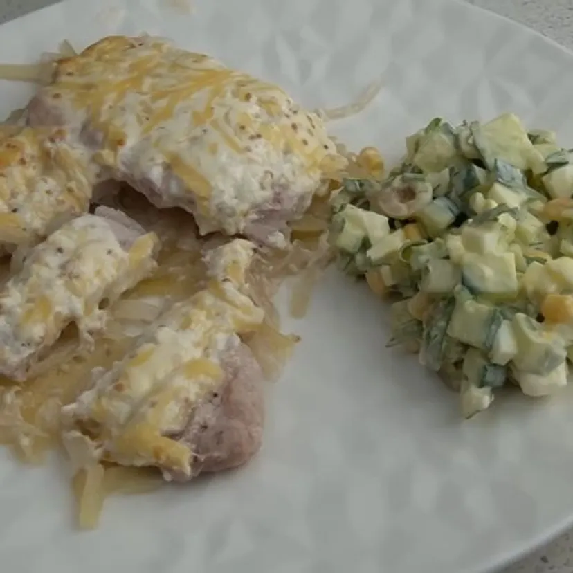 Ułóż schab na posiekanej cebuli. Wyjdzie smaczniej, niż klasyczne kotlety