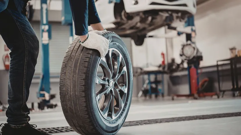 Cennik wymiany opon 2026 z haczykiem. Za ten szczegół mechanik "kasuje" ekstra