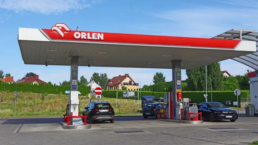 Tyle "na rękę” zarabia pracownik stacji Orlen. Oto stawki w różnych regionach Polski