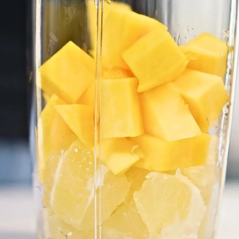 Weź banana, ananasa, 2 inne owoce i wrzuć do blendera. Wyjdzie z tego coś pysznego