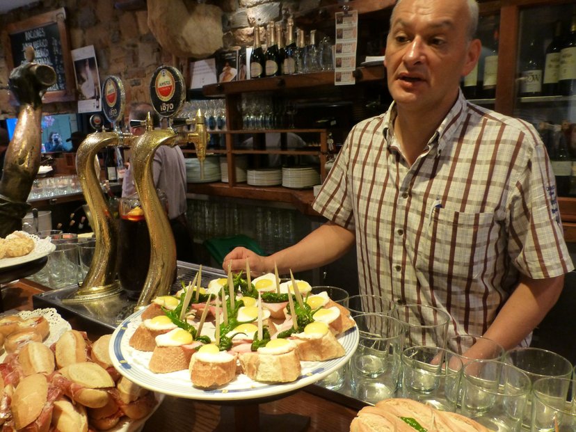 Kanapeczki ze śledziem podałem jak polskie tapas. Goście przecierali oczy