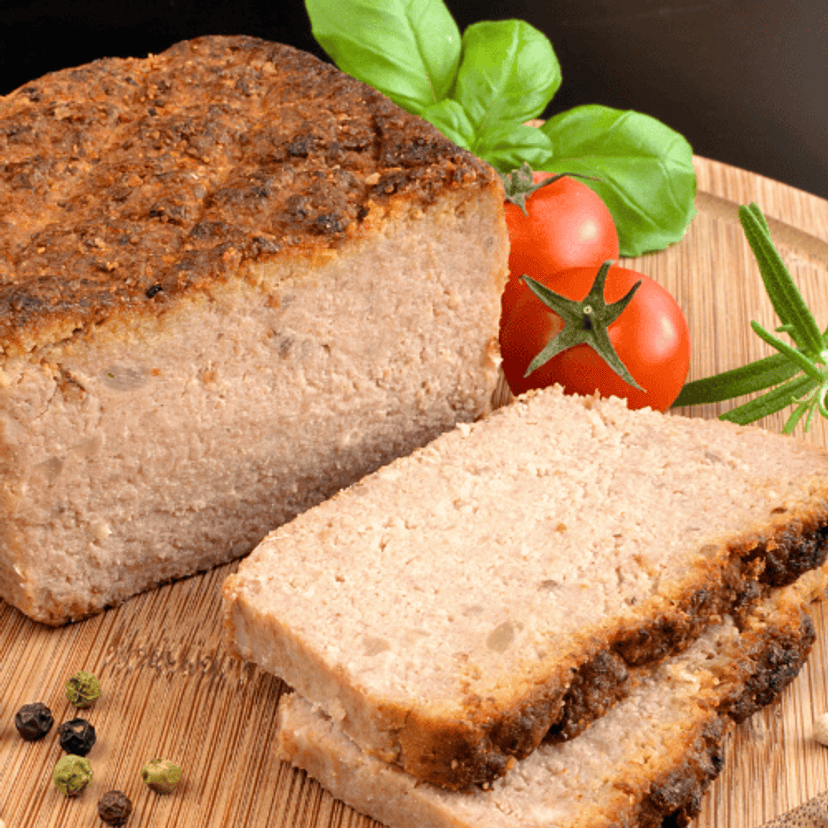 Moja babcia latem zawsze piecze ten pasztet. Smak jest obłędy, a główny składnik ma prosto z ogródka