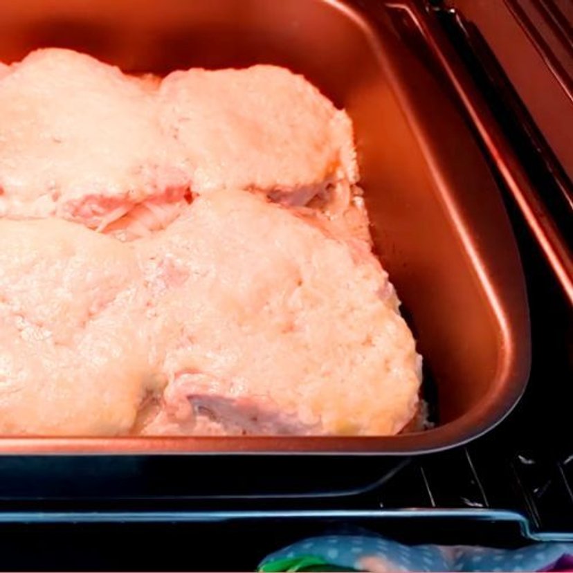 Zetrzyj ziemniaki, pokrój cebulę i ułóż schab. Rodzina prosi mnie o ten obiad przynajmniej raz w tygodniu