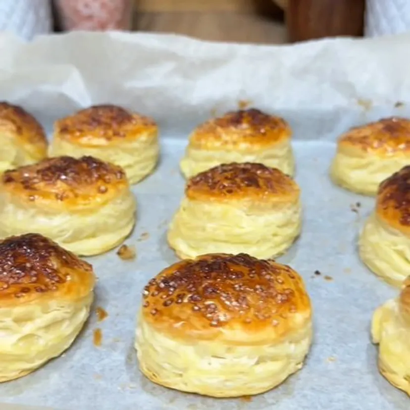 Biorę ciasto francuskie i daję ulubione nadzienie. Nie ma lepszego sposobu na domowe pączki