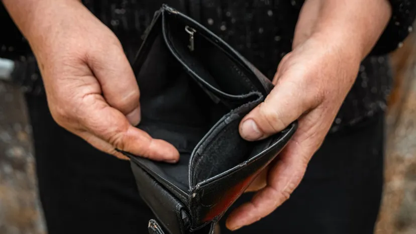 Płacił takim banknotem, teraz grozi mu więzienie. Wpadł przez tajemniczy napis