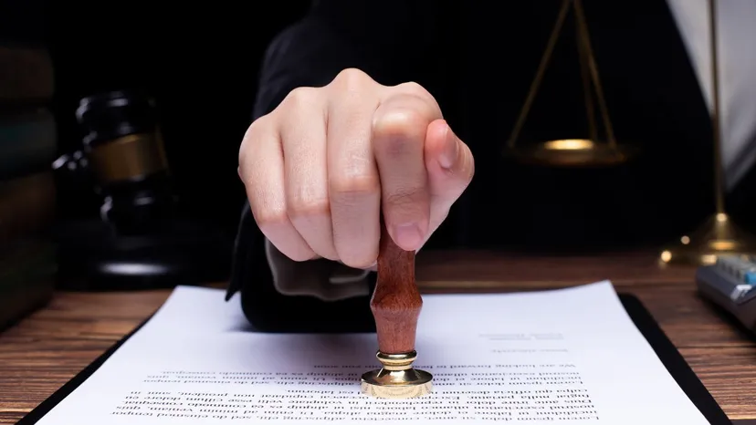 Nie musisz czekać na spadek, aby wypłacić pieniądze z konta zmarłego. Trzeba jednak spełnić warunki