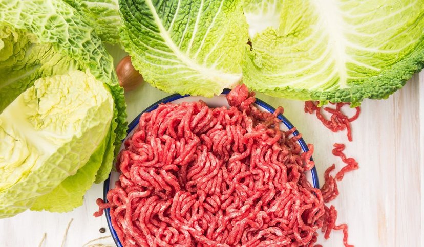 Kroję kapustę na plastry, układam mięso mielone i przykrywam sosem. Ten obiad jest lepszy od gołąbków