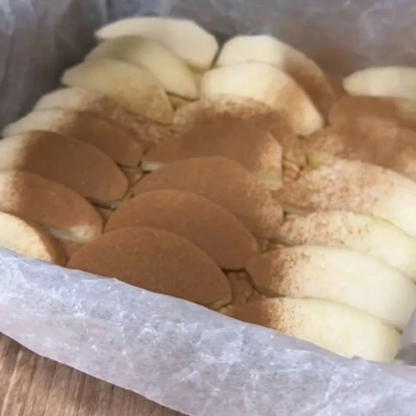 Pokrój jabłka, ułóż na herbatnikach i zasyp cynamonem. Rodzina co tydzień prosi mnie o to ciasto