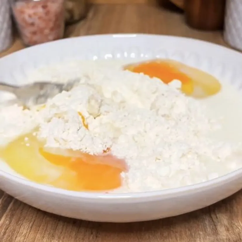 Pokrój jabłka, ułóż na herbatnikach i zasyp cynamonem. Rodzina co tydzień prosi mnie o to ciasto