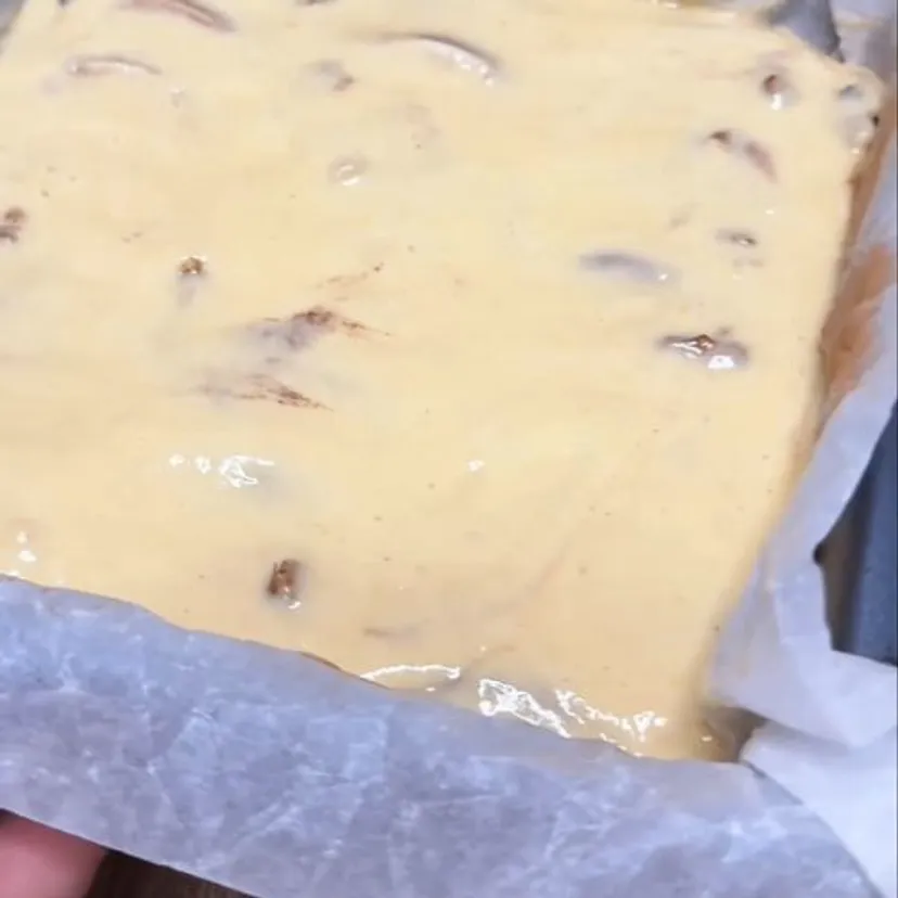 Pokrój jabłka, ułóż na herbatnikach i zasyp cynamonem. Rodzina co tydzień prosi mnie o to ciasto