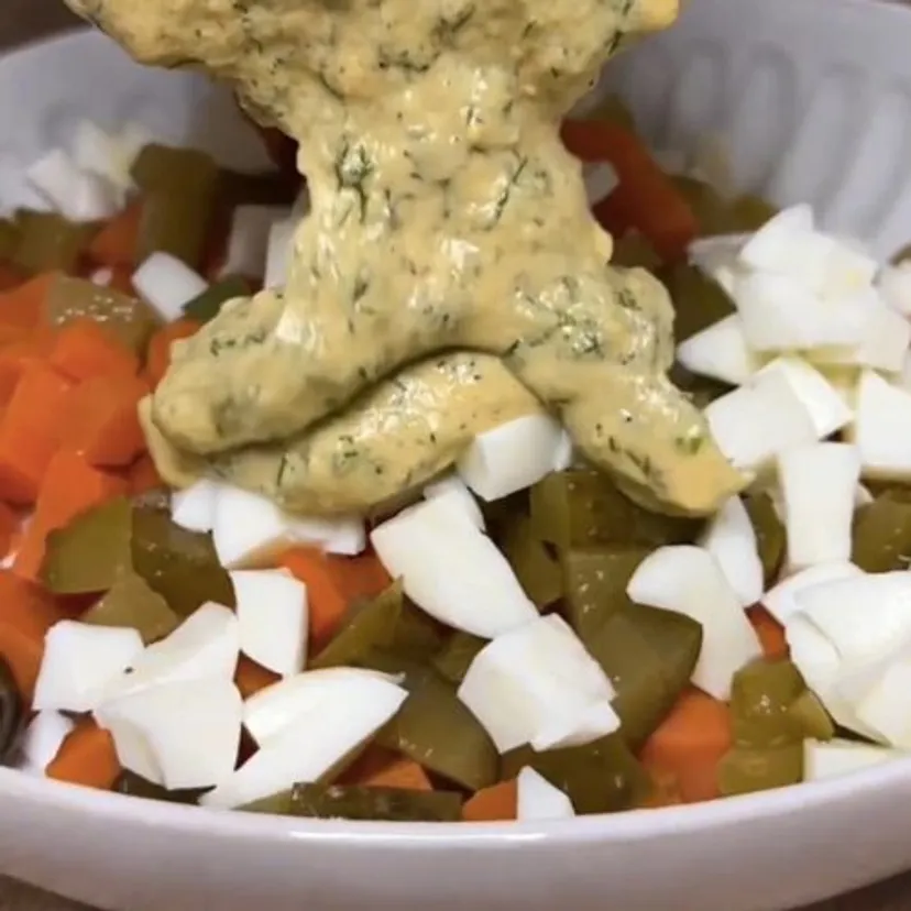 Ta sałatka jest lepsza od klasycznej jarzynowej. Smakuje obłędnie i nie ma w sobie grama majonezu