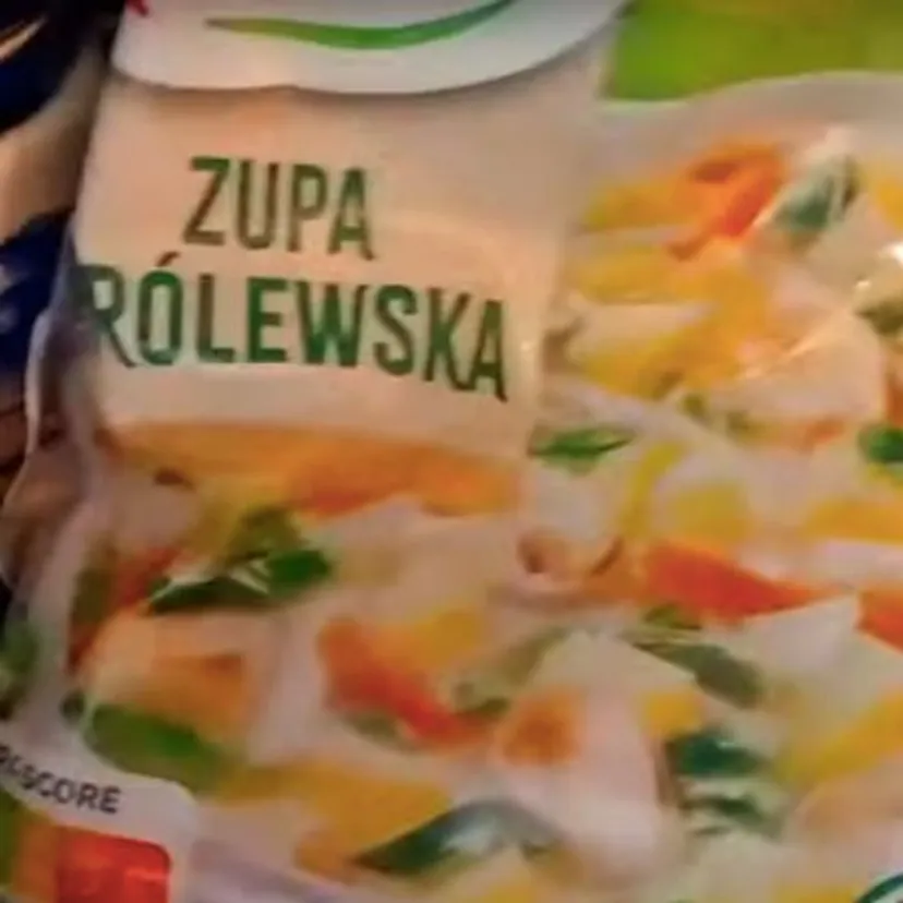 Kiedy naprawdę się śpieszę, gotuję zupę z mrożonek z Biedronki. Jest tania, błyskawiczna, sycąca i smakuje całej rodzinie