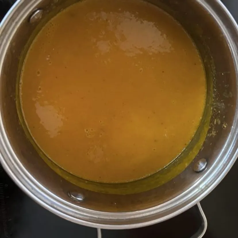 Sypię do zupy z dyni garść rozgrzewających przypraw. Wychodzi lepsza niż z restauracji