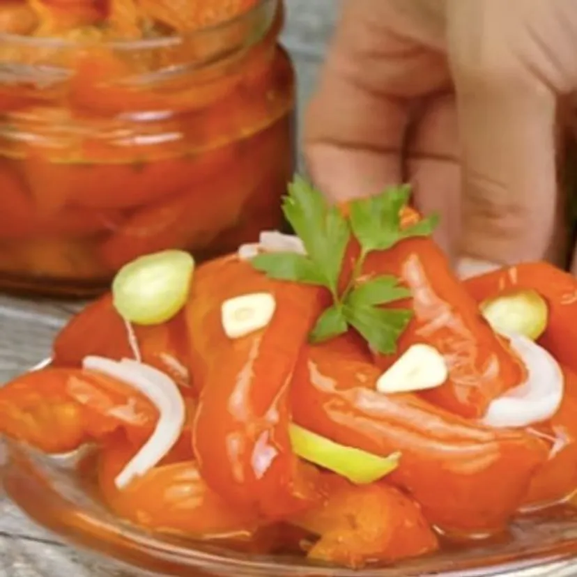 Pakuję paprykę do słoika i wlewam musztardową zalewę. Zimą dostaję za nią podziękowania