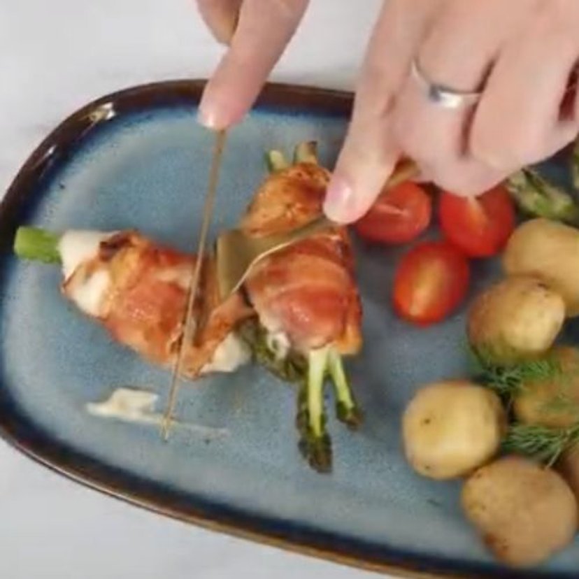 Weź filet z kurczaka i szparagi. Padniesz z wrażenia, jak zobaczysz nasz elegancki obiad