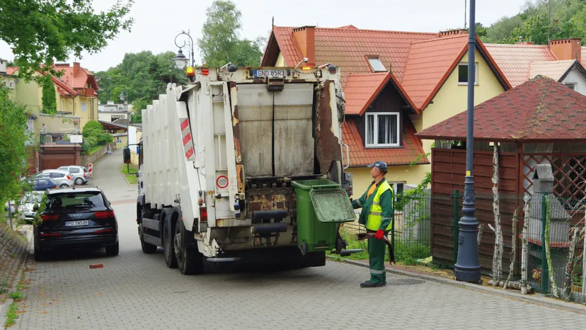 Zarobki kierowców śmieciarek. Tyle dostają "na rękę"