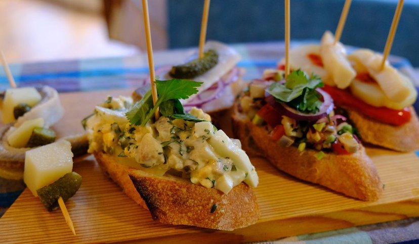 Kanapeczki ze śledziem podałem jak polskie tapas. Goście przecierali oczy
