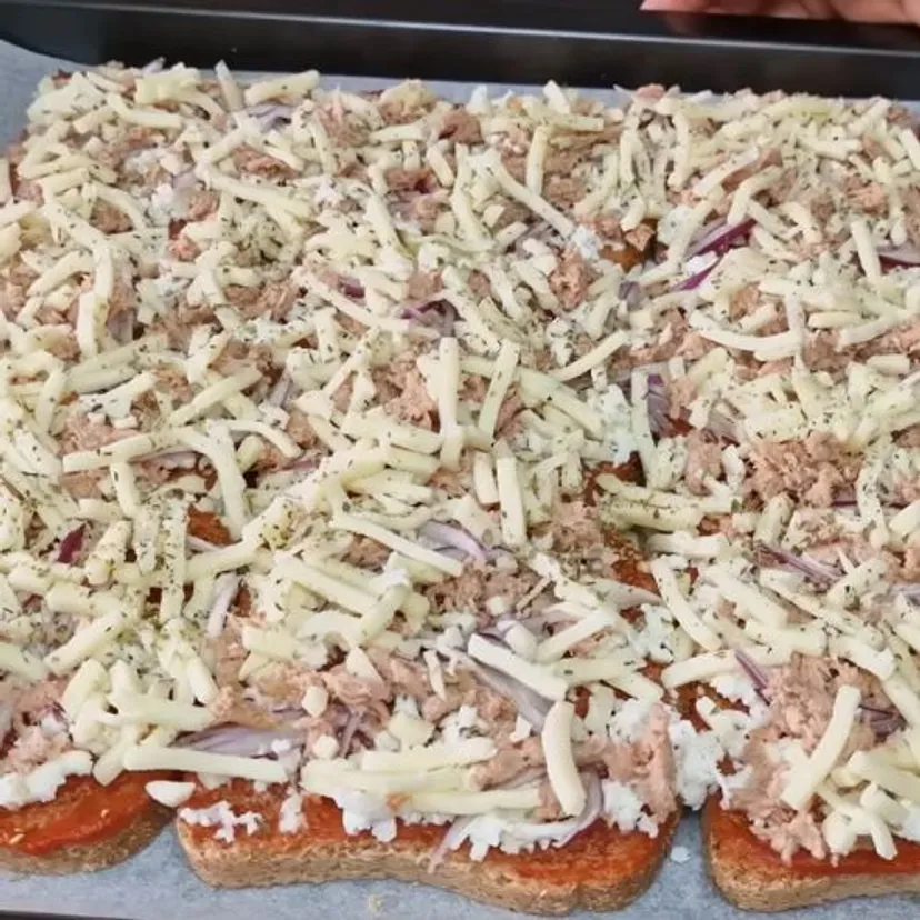 Ułóż chleb na blasze i posmaruj ketchupem. Tak dobre, że mogę jeść codziennie