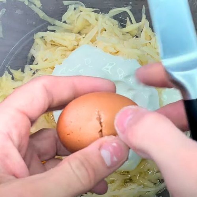 Zetrzyj ziemniaki i rozsmaruj na nich mięso mielone. W moim domu wszyscy uwielbiają to danie