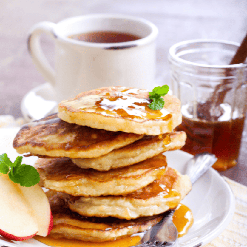 Kucharz zawsze robi racuchy według przepisu babci. Wychodzą lekkie, jak chmurka dzięki 2 wskazówkom