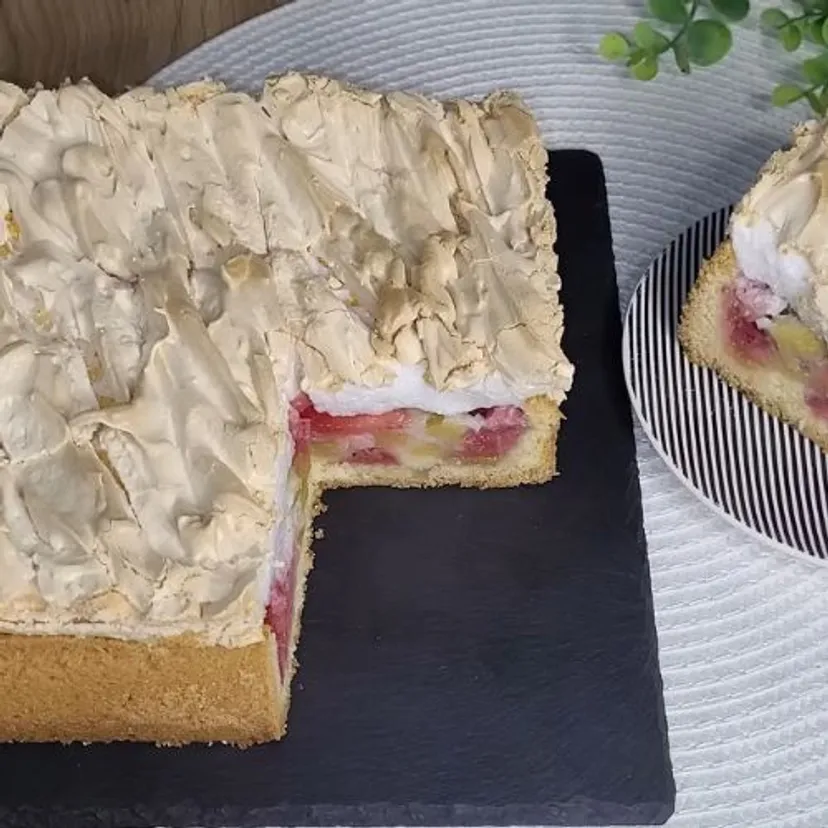 Banalne ciasto z truskawkami i rabarbarem. To będzie hit sezonu