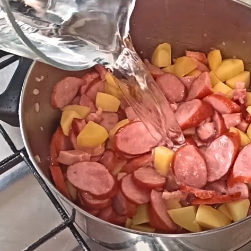 Wrzucam wszystko do jednego garnka i gotuję. Po chwili mam obiad na 2 dni, mąż ciągle prosi o dokładki
