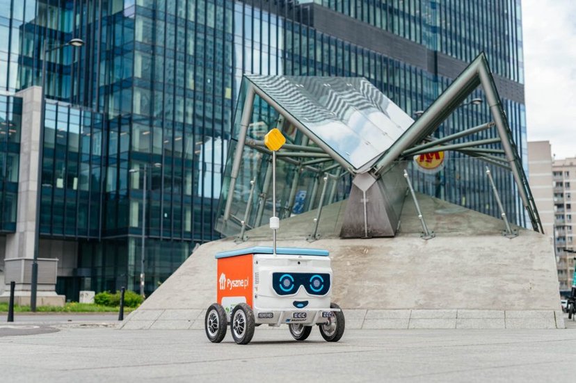 Czekasz na kuriera, a do twoich drzwi zapuka robot. Automat dowozi już Polakom jedzenie