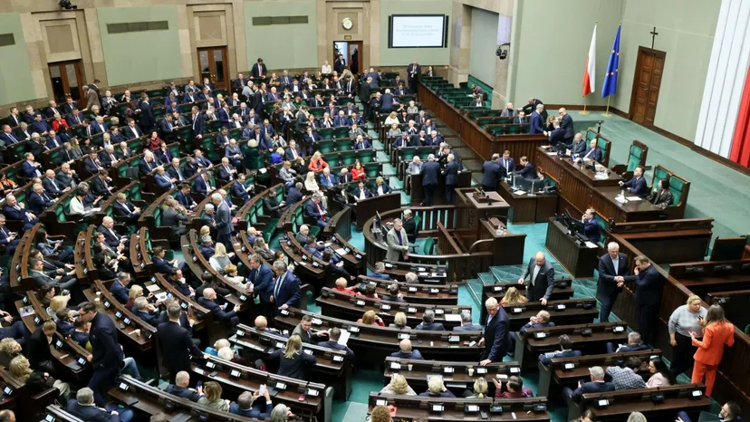 Nowe prognozy dla emerytów i rencistów. Tyle ma wynieść minimalne świadczenie w 2027 r.