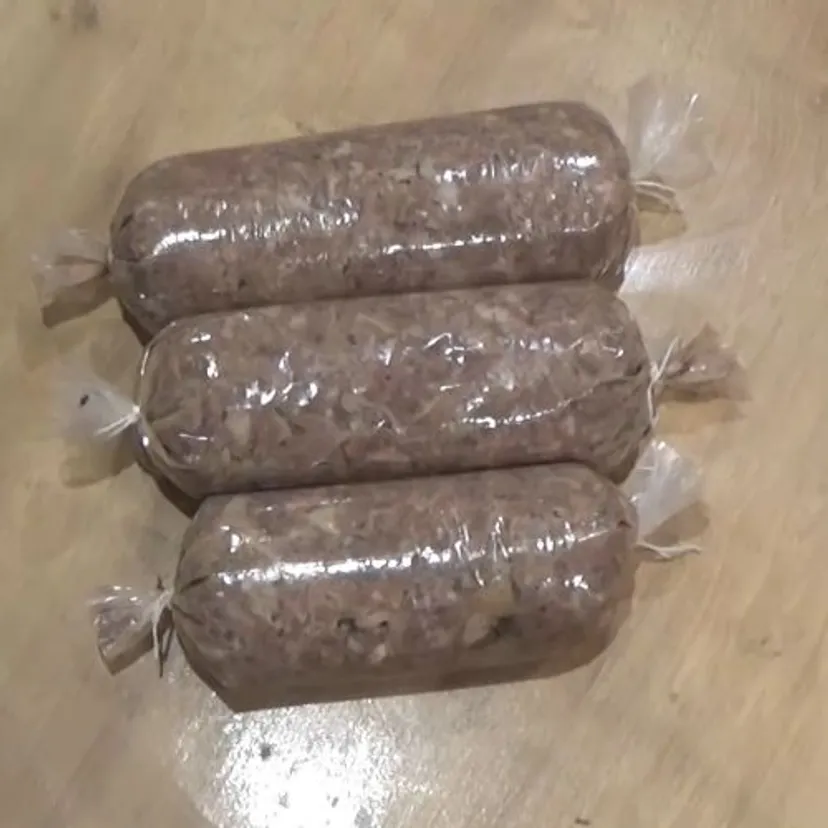 Zawiń wszystko w folię i podgrzej w garnku. Domowy salceson to hit