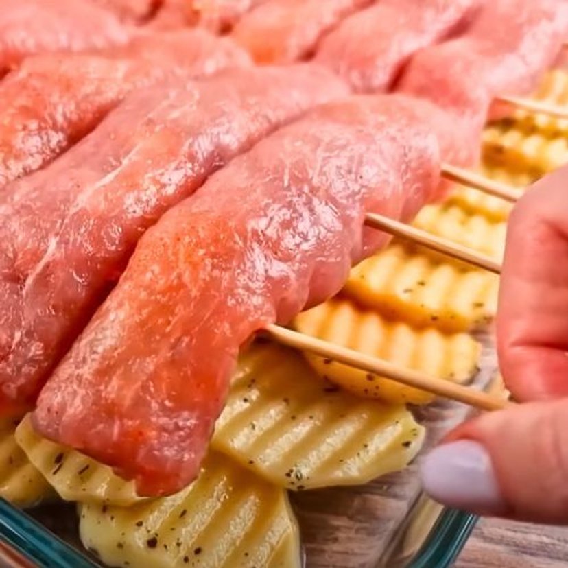 Rozbijam cienko schab i zawijam go z tymi składnikami. Wychodzi tak pyszny, że mogłabym go jeść codziennie