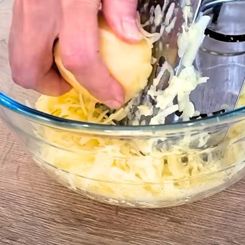 Moja babcia robi najlepsze placki na świecie. Ich sekret tkwi w użyciu 2 rodzajów ziemniaków
