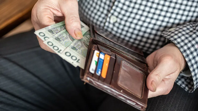Pieniądze już czekają. Nawet 2400 zł dopłaty dla seniorów. Sprawdź, jak odebrać dodatkową gotówkę