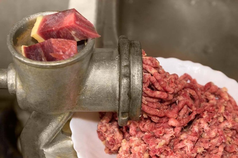 Zaskakujące danie z gęsiną. Pierożki z mielonym mięsem i sosem kurkowym