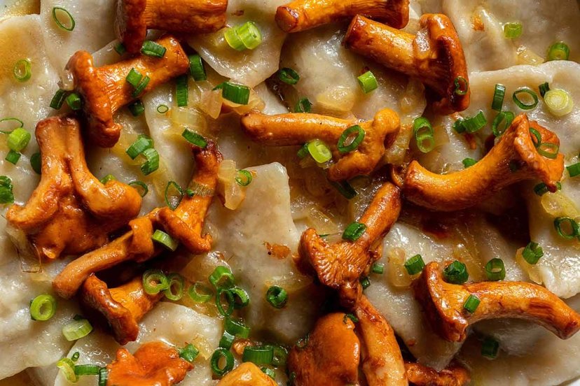 Zaskakujące danie z gęsiną. Pierożki z mielonym mięsem i sosem kurkowym