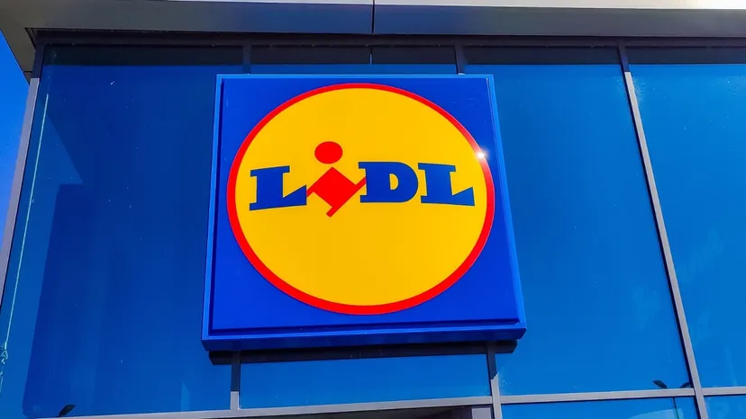 Nowe zasady na parkingach Lidla. Klienci nie muszą pobierać biletu i instalować aplikacji