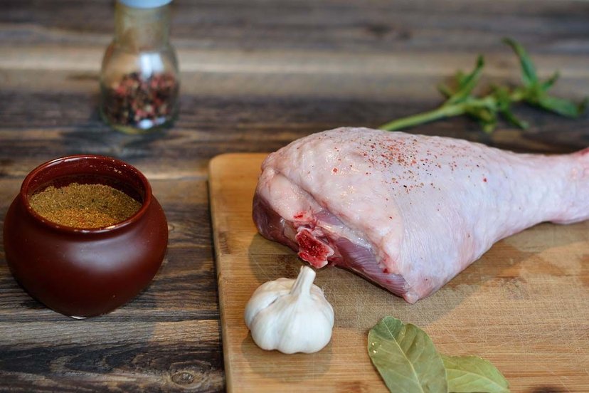 Zaskakujące danie z gęsiną. Pierożki z mielonym mięsem i sosem kurkowym