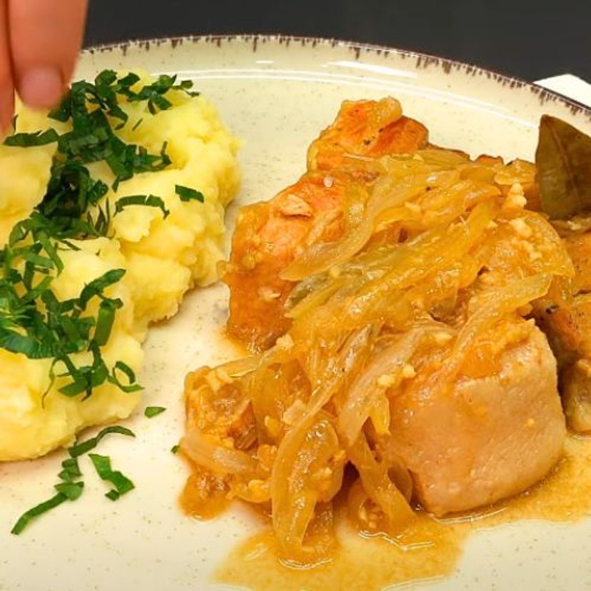 Podsmaż boczek, dodaj cebulę i duś na wolnym ogniu. Mąż prosi mnie o ten obiad co tydzień