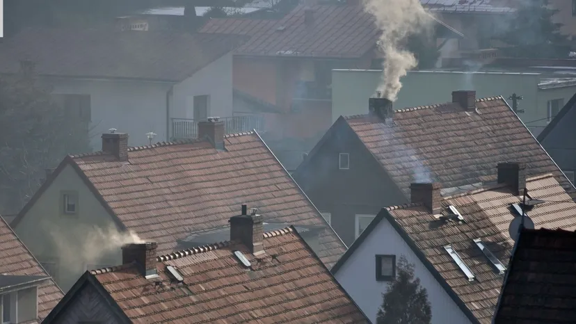 Kary i kontrole za palenie w kominku. Wyjaśniamy, co mówią najnowsze przepisy