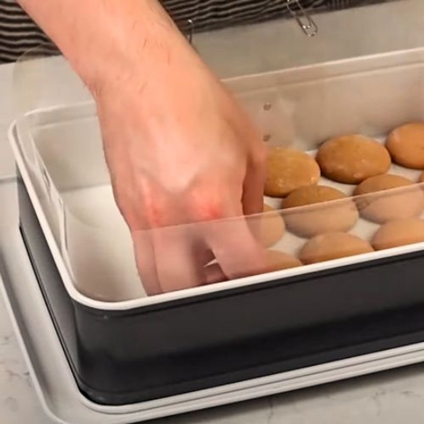 Bez prażenia jabłek, bez pieczenia, tak robię szarlotkę. Nie zostaje nawet okruszek, rodzina prosi o więcej