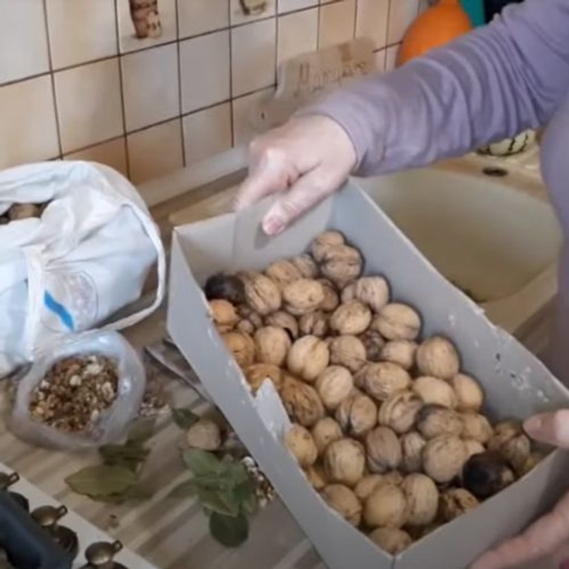 Wyłóż orzechy włoskie na blachę i wstaw do piekarnika. Mało kto wie, dlaczego to jest tak ważne